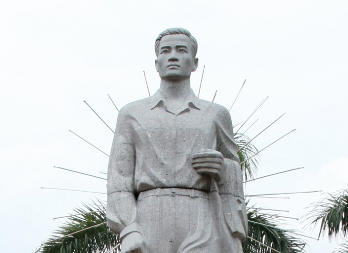 Tượng đài đồng chí Nguyễn Đức Cảnh